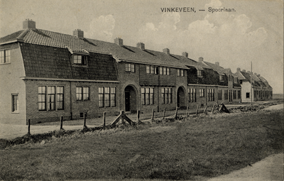 14873 Gezicht op de voorgevels van drie blokken woningen aan de Spoorlaan te Vinkeveen. N.B. De gemeente Vinkeveen is ...